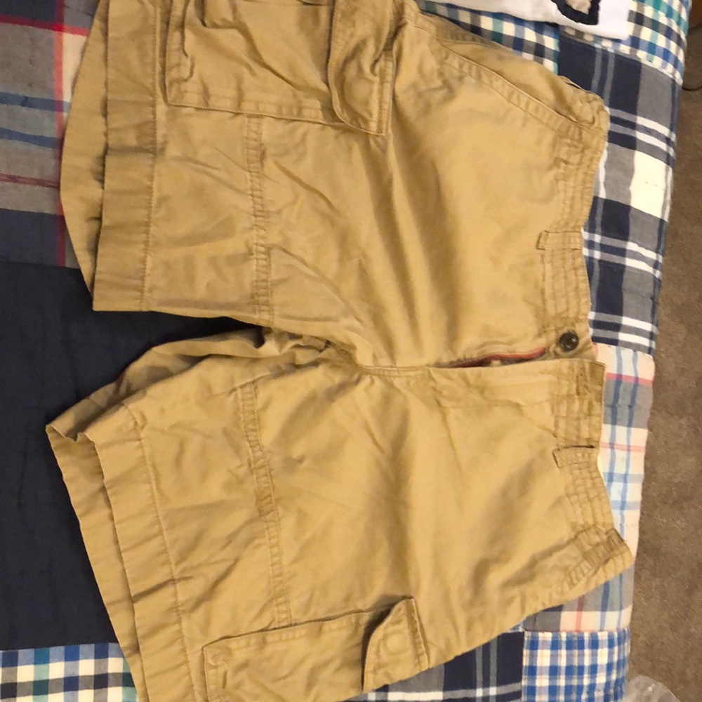 Tommy Hilfiger size 40 cargo shorts tan color